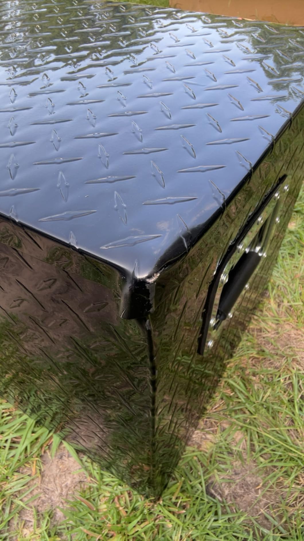 VEVOR Heavy Duty Aluminum Truck Bed Tool Box, Diamond Plate Tool Box with Side Handle and Lock Keys, Storage Tool Box Chest Box Organizer for Pickup, Truck Bed, RV, Trailer, 39