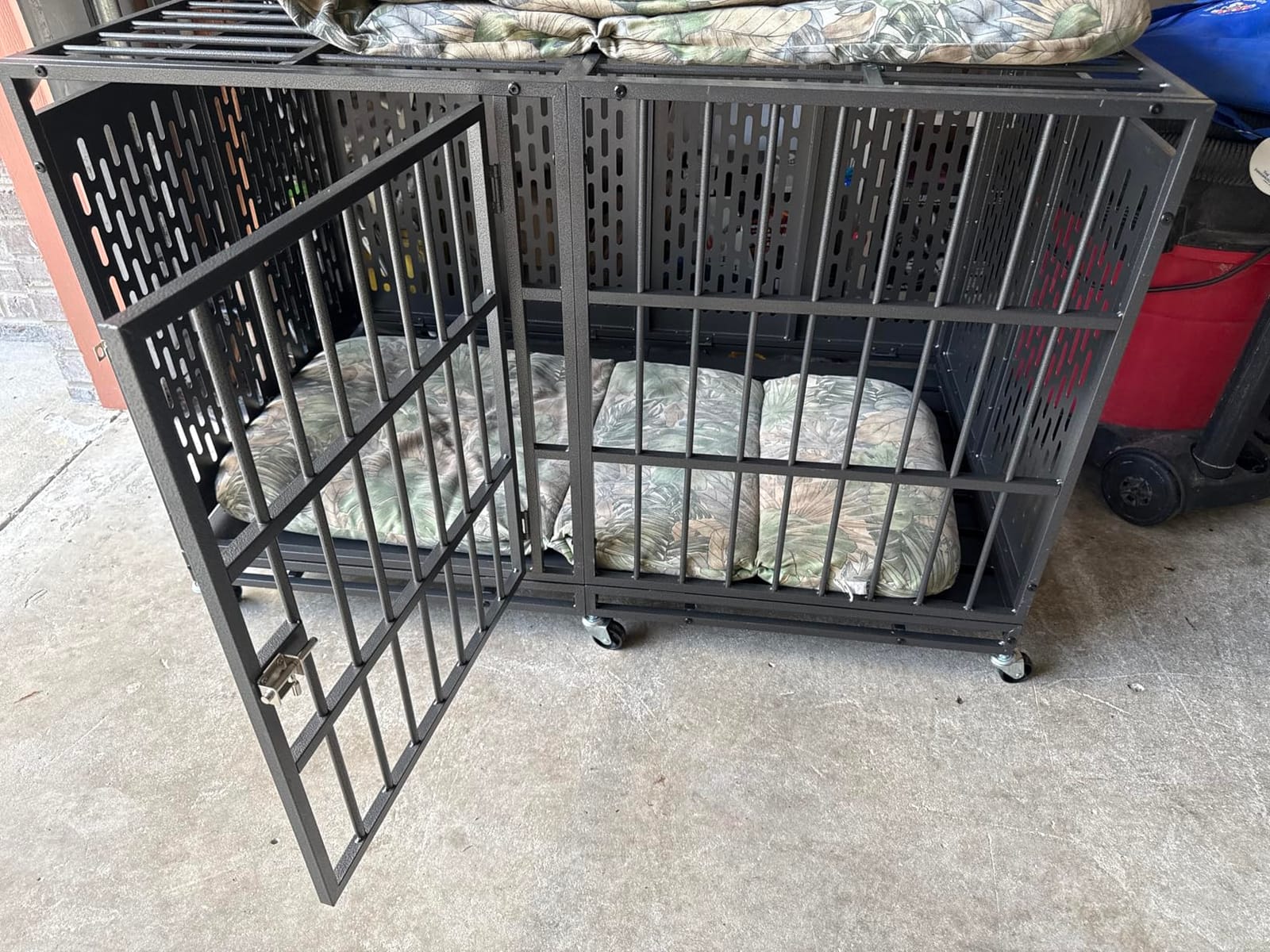 Snuowu 38 Inch Heavy Duty Dog Crate with Wheels, Metal Big Dog Cage for Large and Medium Dogs, Extra Large XL XXL Indestructible Dog Crate with Removable Tray. customer photo 1