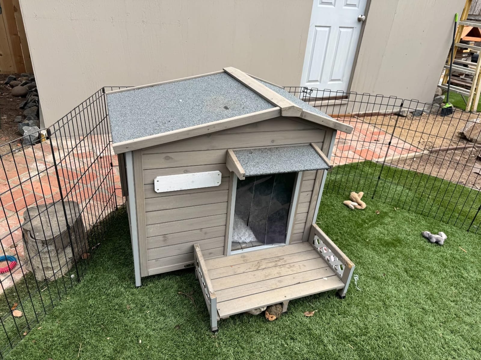Gowoodhut Dog House Outdoor Wooden Dog Kennel Outdoor Weatherproof Chew-Proof Iron Frame, Removable Floor and Adjustable Window for Large Dogs(Gray, 34.6