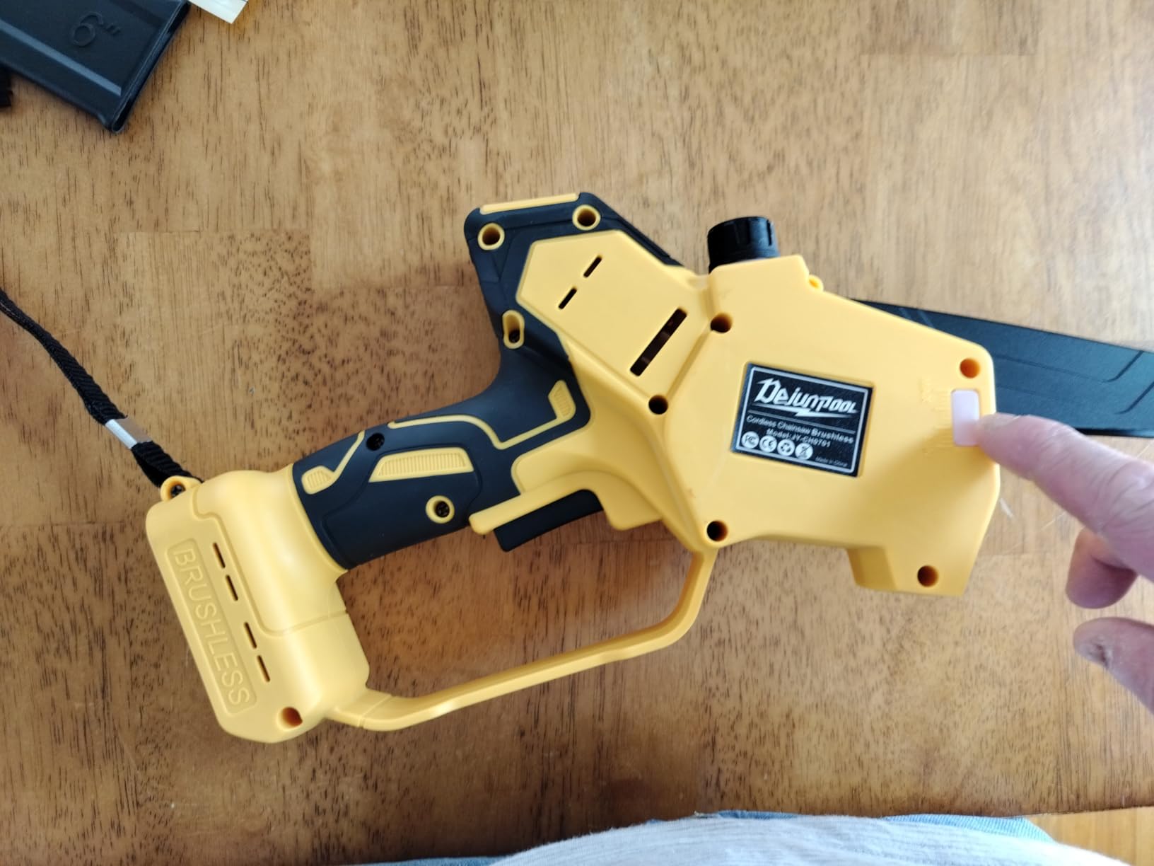 Cordless Mini Chainsaw Compatible with Dewalt 20V MAX Battery, 1200W 6 Inch & 8 Inch Small Electric Chainsaw Brushless, Auto Oiler, Handheld Pruning Tree Saw Gift for Men Husband Fathers (Tool Only) customer photo 1