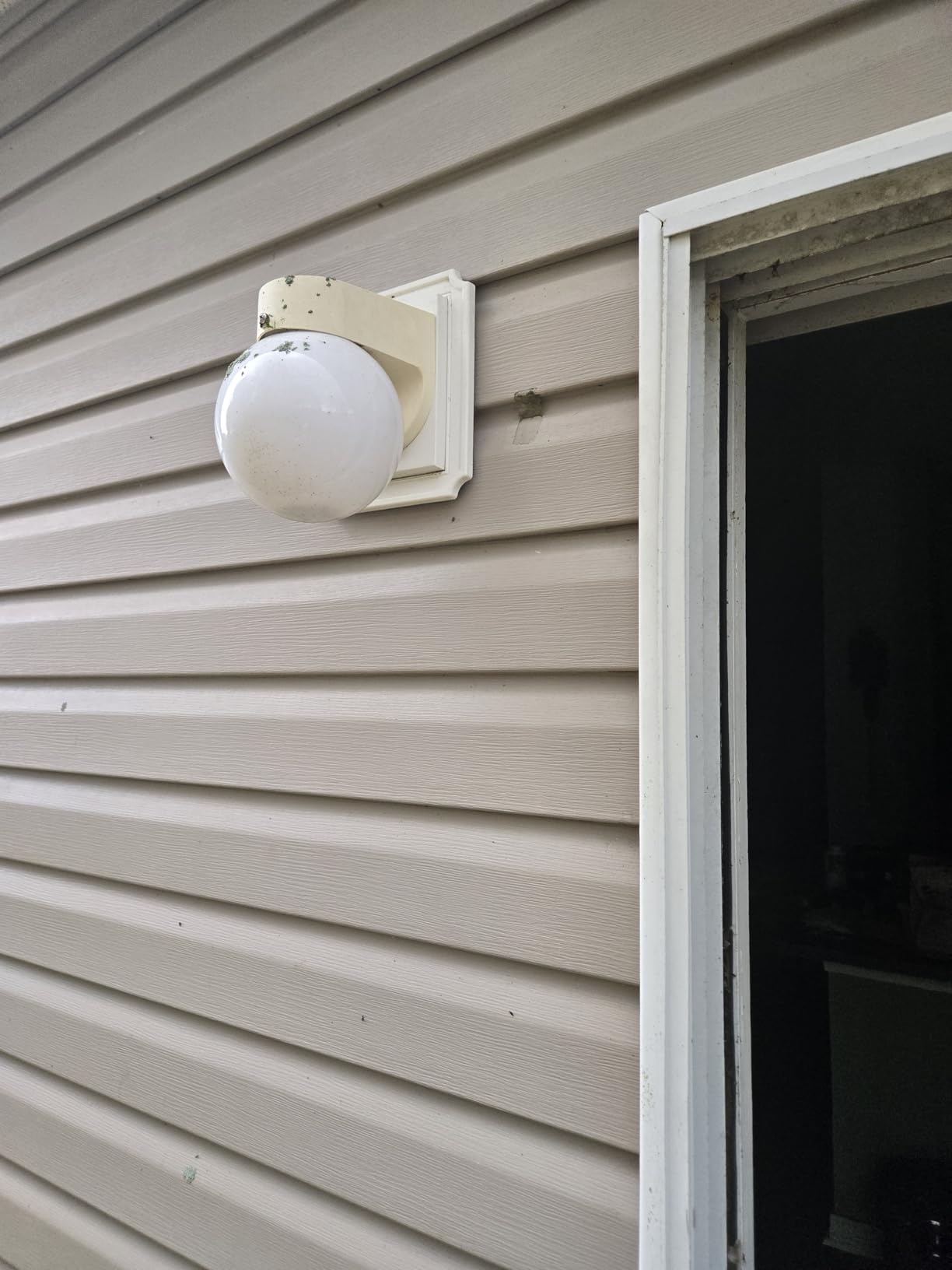 Ring Floodlight Cam 4K Pro (newest model), Wired, Retinal 4K with wide-angle video, 10x Enhanced Zoom, and 2000 Lumen Floodlights, White customer photo 1