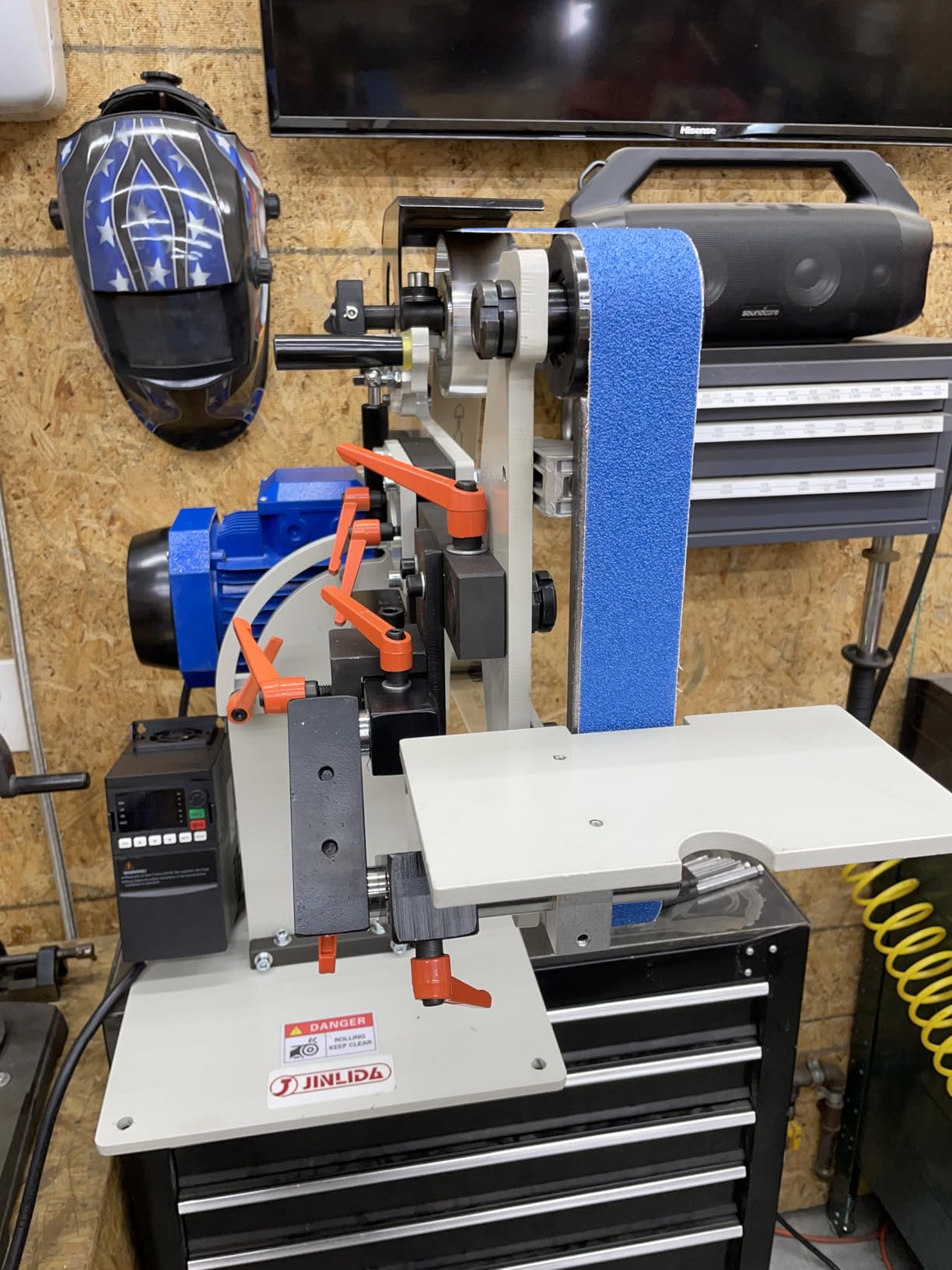 JLD 2 * 72-82Belt Grinder Sander, equipped with 2.2KW VFD, three sets of grinding heads, and 3 zirconia corundum sand belts (60 100 180) compatible with 2 * 72 sand belts customer photo 1