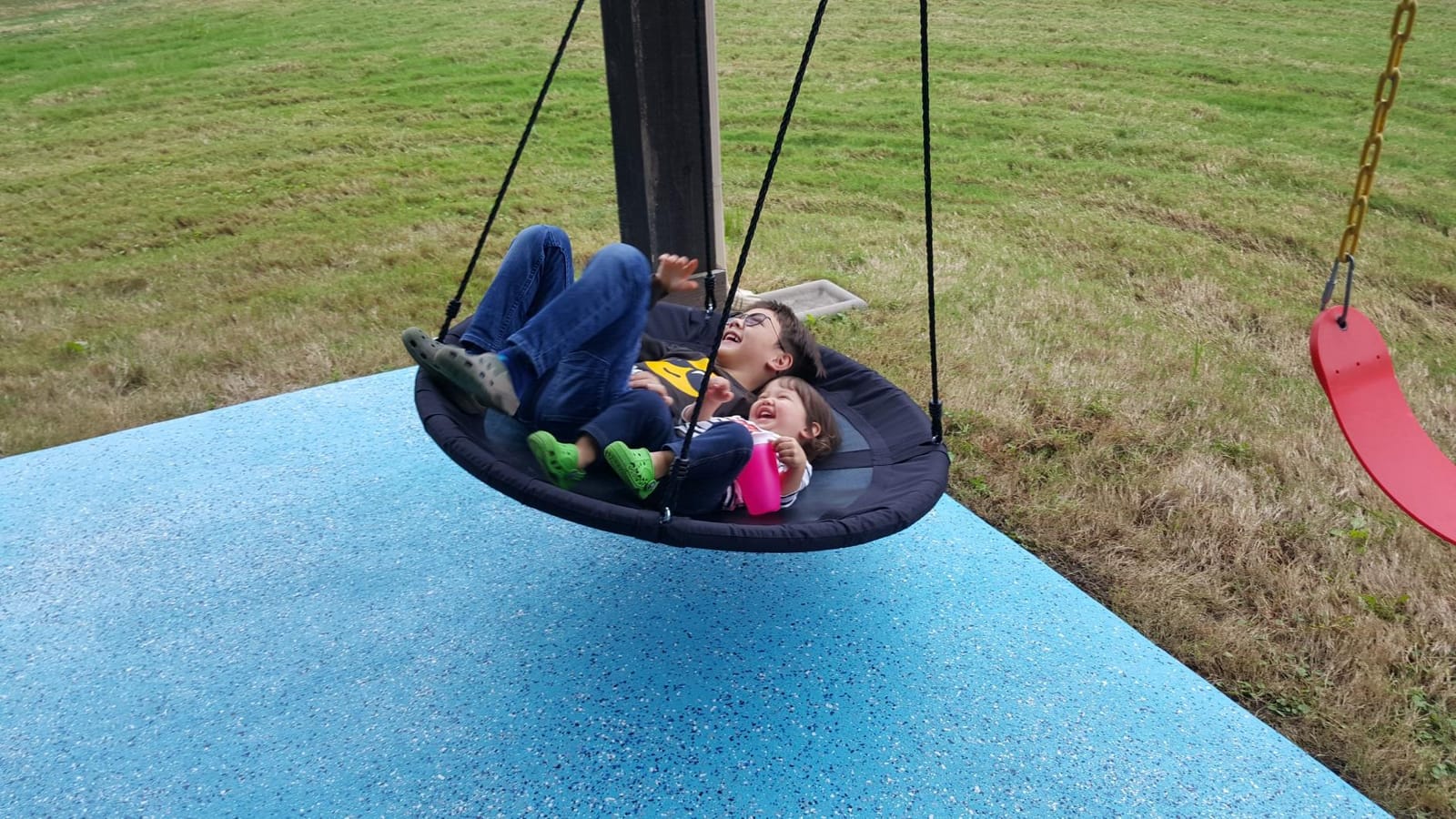SereneLife Saucer Swing, Tree Swing, 40 Inch, 900lb Heavy Duty Capacity for Kids, 900D Oxford Waterproof Seat, Adjustable Height Ropes, 2 Strap Tree Hang Kit, Center Swivel Spinner, Black customer photo 1