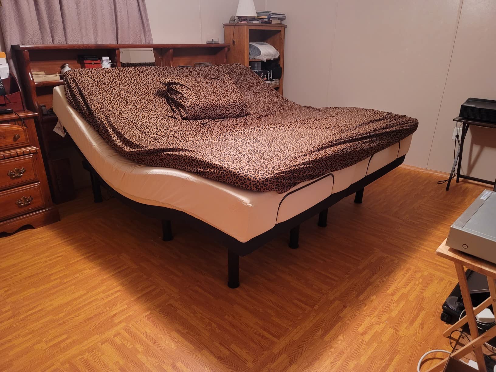 Sven & Son Harmony Adjustable Bed Base, Head and Foot Lift, Massage, Under-Bed Lights, USB, Memory, Zero Gravity Smart Frame - Split King customer photo 2