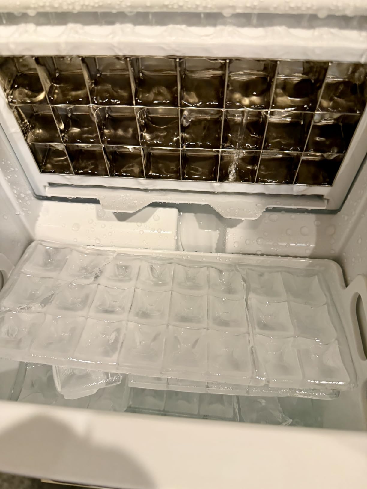 COSTWAY Countertop Ice Maker, 40LBS/24H Portable Compact Ice Machine with Top Inlet Hole, Auto Self-Cleaning Function, 24 pcs Ice Cube in 15 Mins, Ice Scoop and Basket Perfect for Home, Party, Office customer photo 1