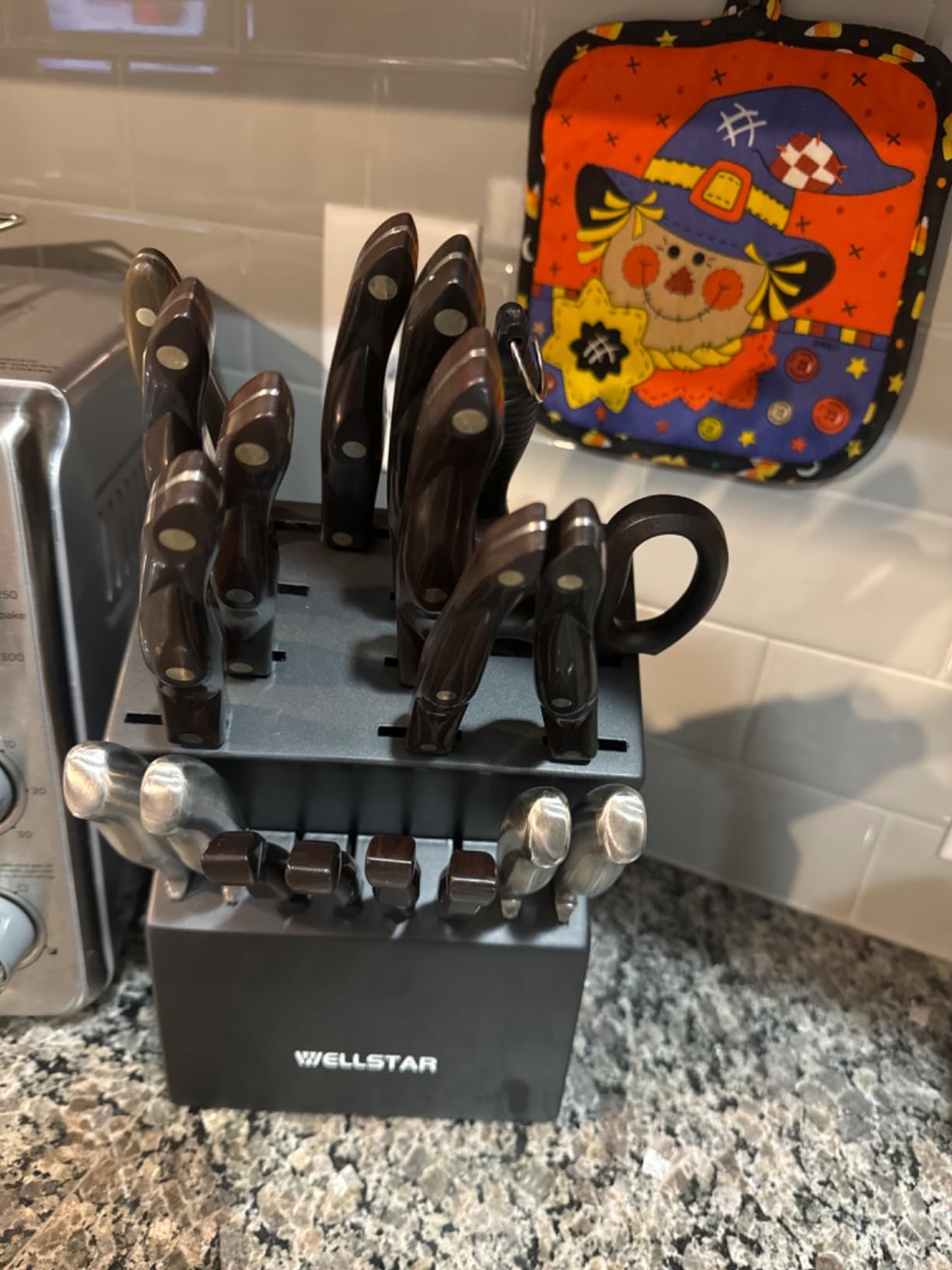 18-Slot Kitchen Knives Block, WELLSTAR Large Capacity Natural Wooden Knife Holder without Knives – Modern Hard Wood Counter-top Knife Storage with Built-in 2-Stage Knife Sharpener - Black customer photo 2