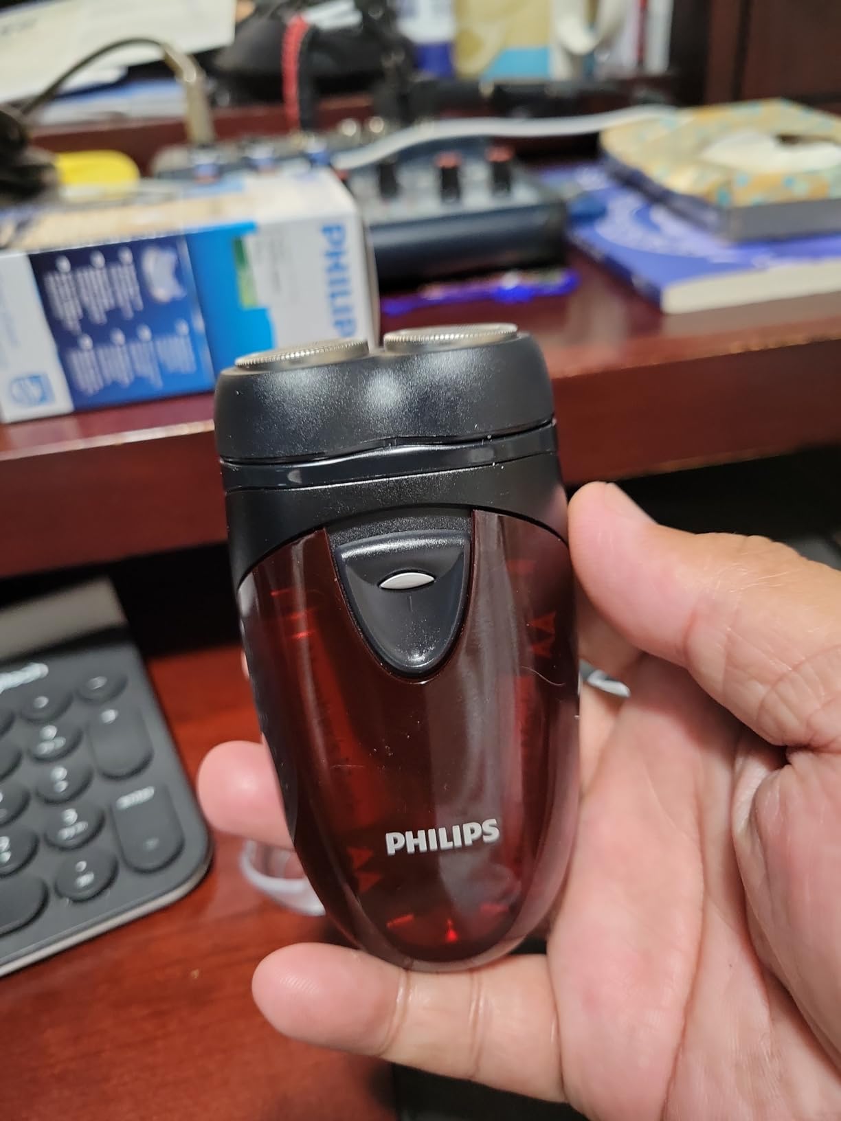 Philips Portable Shaver, On-The-Go Wet and Dry Electric Shaver, ComfortCut Blade System, 3D Floating Heads, Compact Design, Powerful Battery, customer photo 2