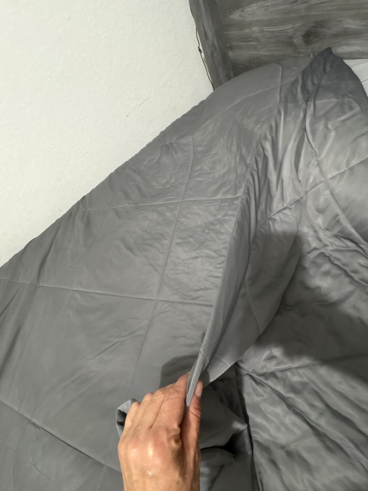 Cooling Comforter Queen Size, Double-Sided Cold Tech Fabric Quilted Bed Comforters Cooling Blanket for Hot Sleepers, Breathable Lightweight Summer Bedding, All-Season Ice Blanket, Dark Gray customer photo 1