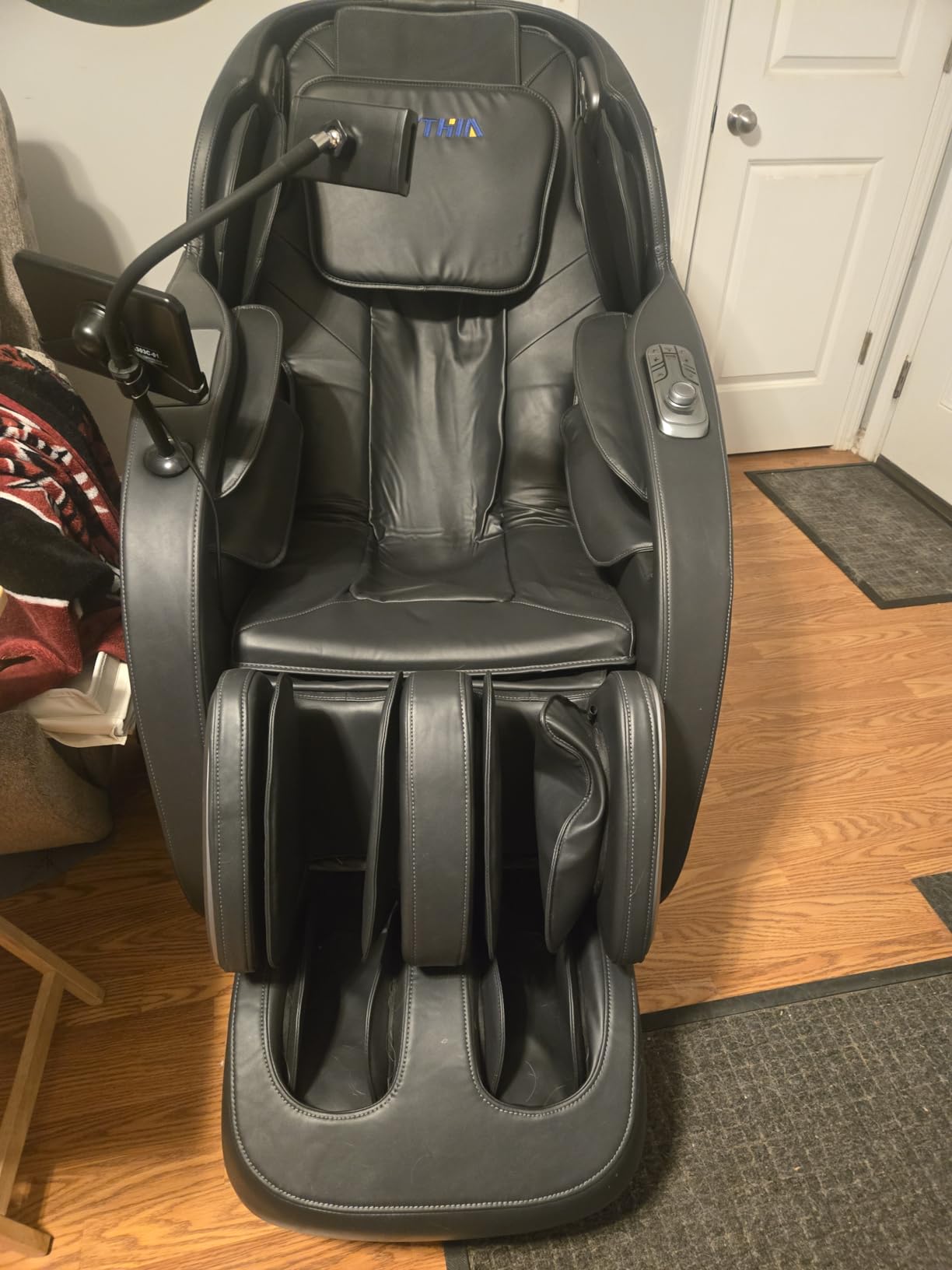 MYTHIA 4D Full Body Massage Chair Recliner, 12 Auto Modes, 11 Techs, Black customer photo 1